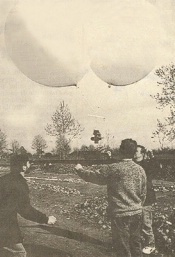 Il lancio di uno dei palloni per le rilevazioni da parte del gruppo monteclarense